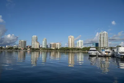 St Petersburg Florida City Skyline and Waterfront ночью Фото со стока - Изображение кондоминиумов, город: 69095714 картинки