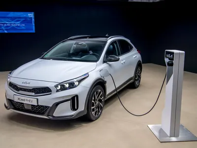 Kia XCeed Plug-in Hybrid стоит 36 890 евро картинки