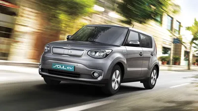 Серебристый электромобиль Kia Soul EV в движении Обои для рабочего стола 1680x1050 картинки