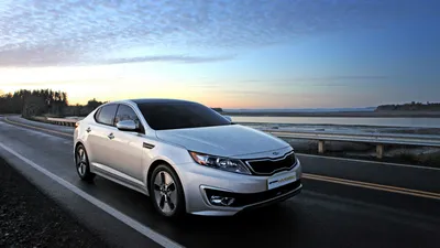 Kia Optima Hybrid едет по шоссе Фоновые обои картинки