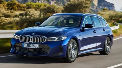 Бегущая передняя поза BMW 3 Series Sedan F30 в красных обоях картинки