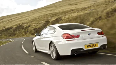 Сзади Поза BMW 6 Series Coupe 2012 года в белых обоях картинки