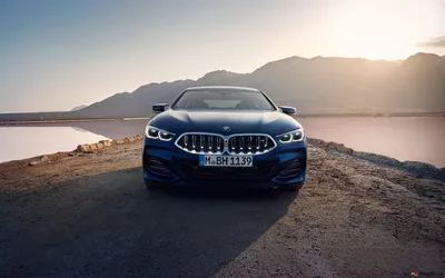 BMW 8-Series 2023 вид спереди 4K обои скачать картинки