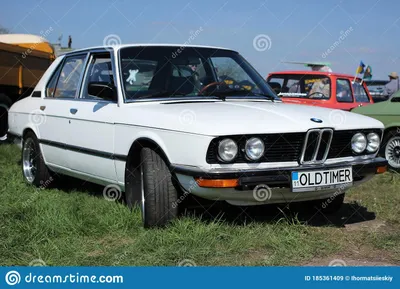 BMW Group Classic в Твиттере: \"Воссоединение #классики. После посещения #гоночной трассы в #Цолдере наша Инка встретилась с некоторыми заветными коллегами, чтобы завершить еще одну главу своего зимнего путешествия. (Фото: https://t.co/ XxaKvCWiBq) #BMW #E12 #5Series# картинки