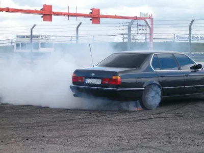 Файл:Burnout BMW 7 e32 PL 965.JPG — Викисклад картинки