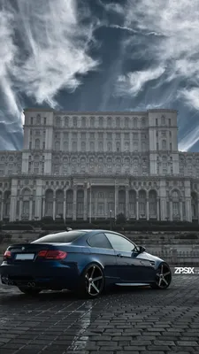 Обои для рабочего стола: BMW E92 M3 перед Дворцом Парламента 1080x1920 картинки