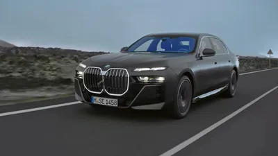 2022 BMW 740i G70 M Sport в цвете Frozen Deep Grey металлик — вождение с включенными фарами — YouTube картинки