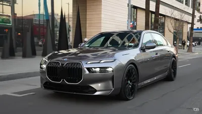 BMW i7 EV Limo 2023 года и кроссовер X7 пытаются создать кастомную революцию, но терпят неудачу картинки