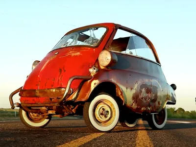 Классический автомобиль-пузырь BMW Isetta сине-белого цвета в Охриде Фото - Alamy картинки