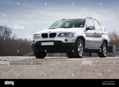 Чернигов, Украина - 16 ноября 2017 г.: Серый внедорожник BMW X5 E53 в городе Фото со стока - Alamy картинки