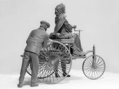 Файл:Точная копия Benz Patent Motorwagen, построенного в 1885 году. Эта копия находится в Mercedes-Benz World в Бруклендсе.JPG — Wikimedia Commons картинки