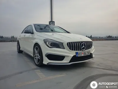 2017 Mercedes-AMG CLA 45 купе с аэродинамическим пакетом (шасси: C117, цвет: бриллиантовый белый) - сбоку | Карикос картинки