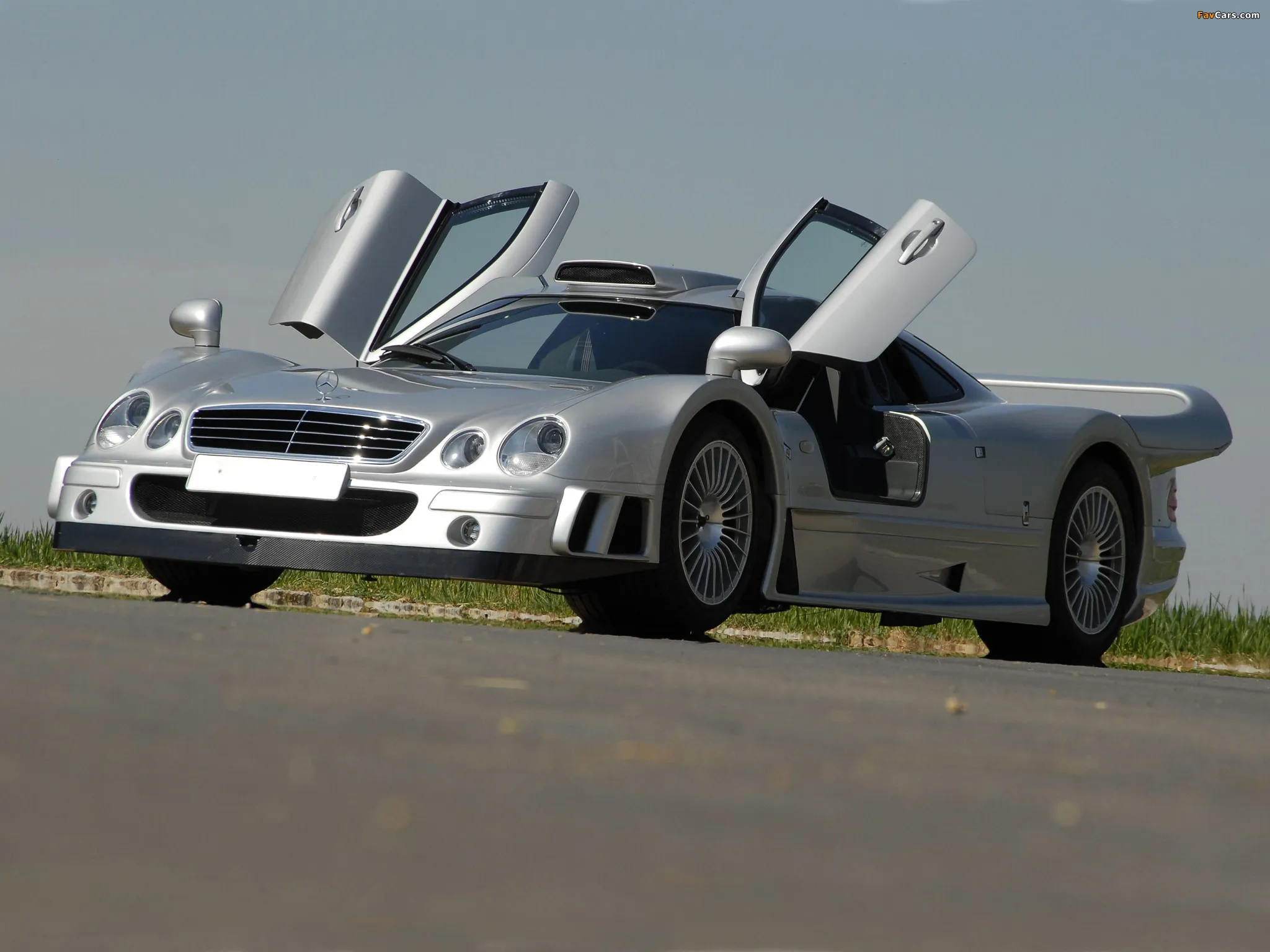 Мерседес быстрая машина. Mercedes-Benz CLK GTR. Mercedes CLK GTR 1997. Mercedes Benz CLK GTR AMG. Mercedes CLK GTR AMG.