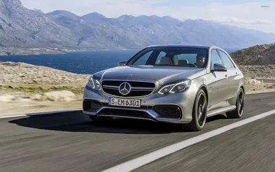 Обои Mercedes-Benz E-Class на дороге - Обои на рабочий стол #49436 картинки