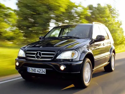 Боковая поза Brabus Mercedes-Benz ML W166 в черных обоях картинки