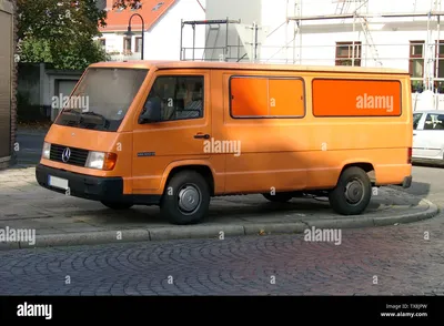 Mercedes benz mb 100 d высокого разрешения стоковые фотографии и изображения - Alamy картинки