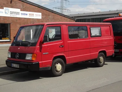 Mercedes benz mb 100 d высокого разрешения стоковые фотографии и изображения - Alamy картинки