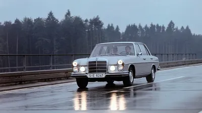 За рулем: Mercedes-Benz 300 SEL AMG сияет на автомобильной неделе в Монтерее картинки