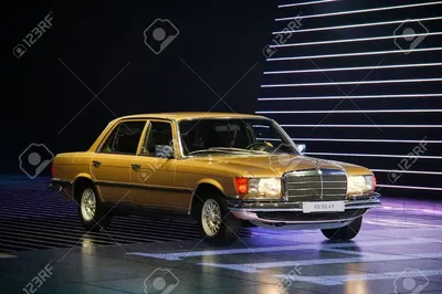 Франкфурт-на-Майне, Германия - 15 сентября 2013 г.: ретро седан Mercedes-Benz 450SEL 6.9 (W116) представлен на Франкфуртском международном автосалоне IAA (Internationale Automobil Ausstellung) 2013. Фотография, картинки, изображения и сток-фотография без роялти. Изображение... картинки