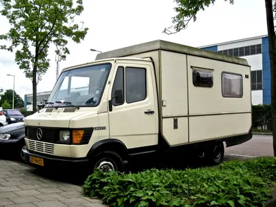 Mercedes T1 Camper 1992 года предлагает достаточно места, чтобы встать внутри картинки