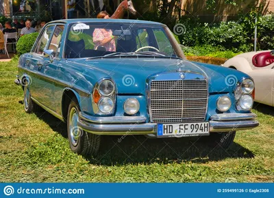 Mercedes benz w108 высокого разрешения стоковые фотографии и изображения - Alamy картинки