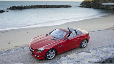 Красный Mercedes-Benz SLK 350 припарковался у пляжа обои картинки