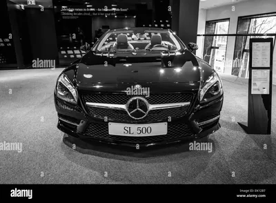 БЕРЛИН - 24 января 2015 г.: Спортивный автомобиль Mercedes-Benz SL500 (R231). Черное и белое. Производится с 2012 г. Фото со стока - Alamy картинки