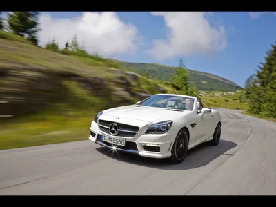 Mercedes Benz SLK 55 AMG Front Top Down Speed ​​обои | Mercedes Benz SLK 55 AMG Front Top Down Speed ​​стоковое фото картинки