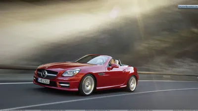 Красный Mercedes-Benz SLK 350 бежит по шоссе Фоновые обои картинки