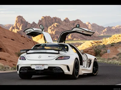 Серебряный Mercedes-Benz SLS AMG на дороге HD обои | Обои Блики картинки