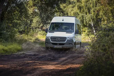 Mercedes-Benz Sprinter Van 2023 года с четырехцилиндровым двигателем и полным приводом картинки