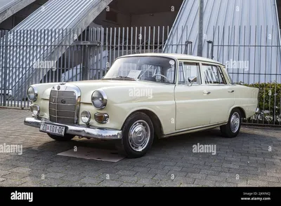 Mercedes benz w110 высокого разрешения стоковые фотографии и изображения - Alamy картинки