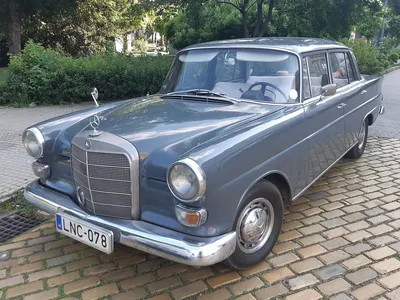 Седан Mercedes-Benz 190 в черном олдтаймере в Хайде за €17 500, картинки