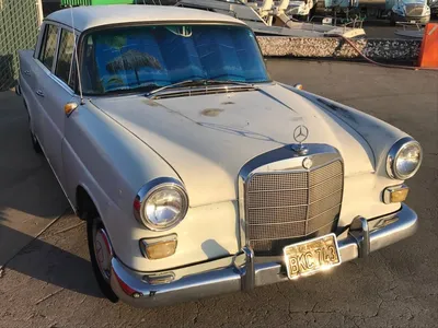 Фара представительского автомобиля Mercedes-Benz 200 (W110). Черное и белое. 27-й День Олдтаймеров Берлин - Бранденбург Фото - Alamy картинки