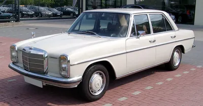 ГЕРМАНИЯ, ЛИМБУРГ - АПР 2017: Серебряный MERCEDES-BENZ W114 W115 1968 года в Лимбург-ан-дер-Лан, Гессен, Германия. Фотография, картинки, изображения и сток-фотография без роялти. Изображение 128620226. картинки