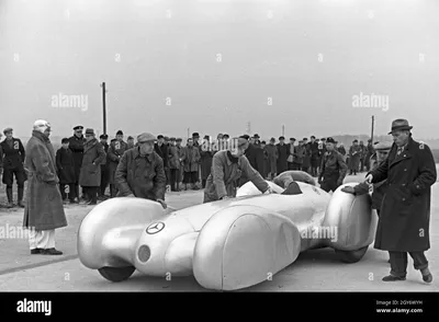 Mercedes-Benz EQ Silver Arrow — дань уважения W125 Rekordwagen 1937 года выпуска. картинки