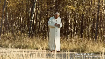 Иоанн Павел II значительно улучшил отношения католической церкви с иудаизмом, исламом и восточной православной церковью. Он поддерживал учение Церкви по таким вопросам, как право на жизнь, искусственная контрацепция, картинки