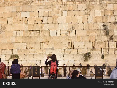 Jewish Worshipers Pray At The Wailing Wall The Western Wall Wailing Wall Or Kotel Is Расположен В Старом Городе Иерусалима — стоковые фотографии и другие картинки 2015 - iStock картинки