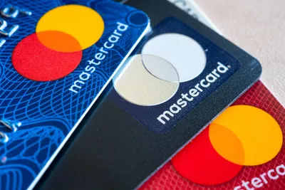 Украина. 6 июня 2021 г. На этой фотоиллюстрации логотип Mastercard отображается на смартфоне с информацией о фондовом рынке Mastercard на заднем плане. Предоставлено: SOPA Images Limited/Alamy Live News картинки