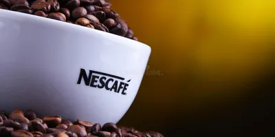 Композиция с чашкой кофейных зерен Nescafe картинки