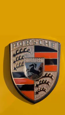 Редакционное изображение логотипа Porsche на капоте. Изображение премиум - 148192760 картинки