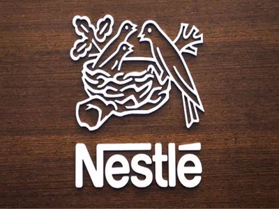 Скачать обои Nestle metal logo, blue metal background, artwork, Nestle brands, 3d logo, creative, Nestle logo для монитора с разрешением 2560x1600. картинки на рабочий стол картинки