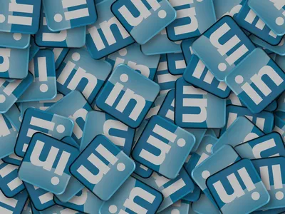 Скачать обои LinkedIn, social media, синий логотип LinkedIn, синий фон из углеродного волокна, логотип LinkedIn, эмблема LinkedIn для монитора с разрешением 2560x1600. Высококачественные обои HD картинки картинки