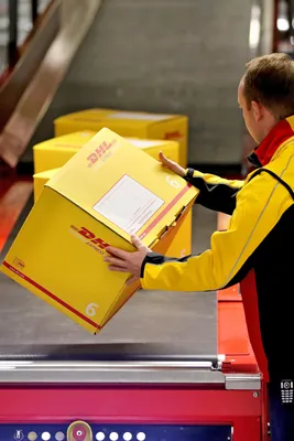 Логотип курьера DHL в высоком разрешении стоковые фотографии и изображения - Alamy картинки