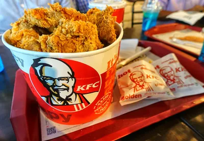 KFC уже продает крылышки, и вы можете получить их с доставкой картинки