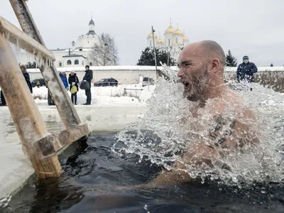 Где можно нырять в прорубь на Крещение 2022: места и правила купаний картинки