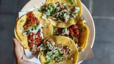 Скачать Tacos Al Pastor с нарезанной кинзой Обои | Обои.com картинки