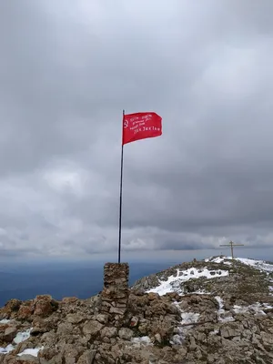 Знамя Победы на одной из самых известных вершин Крыма | Русское  географическое общество картинки