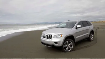 2011 Jeep Grand Cherokee Pose At Sea Side в сияющих белых обоях картинки