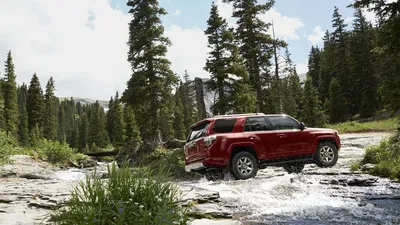 2016 Toyota 4Runner против Ford Explorer 2016 года картинки